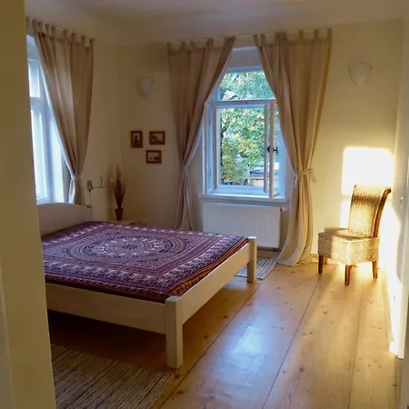 Stadtvilla Oscar 2 Og - Stilvoll Sanierte Altbauwohnung In Denkmalgeschuetzter Stadtvilla Nahe Elbradweg Apartment Dresden