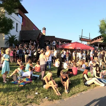 Stadtvilla Oscar 2 Og - Stilvoll Sanierte Altbauwohnung In Denkmalgeschuetzter Stadtvilla Nahe Elbradweg Apartment
