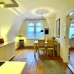 Stadtvilla Oscar 2 Og - Stilvoll Sanierte Altbauwohnung In Denkmalgeschuetzter Stadtvilla Nahe Elbradweg *