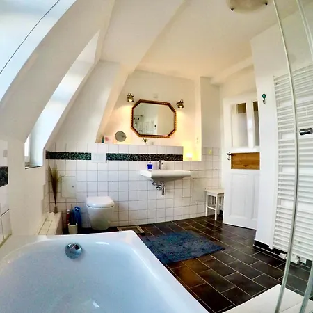 Apartment Stadtvilla Oscar 2 Og - Stilvoll Sanierte Altbauwohnung In Denkmalgeschützter Stadtvilla Nahe Elbradweg Dresden