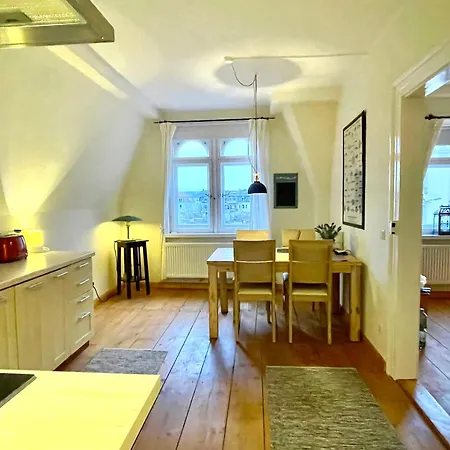 Stadtvilla Oscar 2 Og - Stilvoll Sanierte Altbauwohnung In Denkmalgeschuetzter Stadtvilla Nahe Elbradweg *