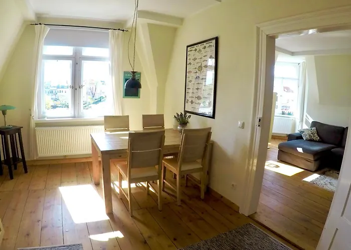 Stadtvilla Oscar 2 Og - Stilvoll Sanierte Altbauwohnung In Denkmalgeschuetzter Stadtvilla Nahe Elbradweg *