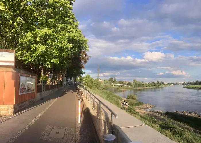 Stadtvilla Oscar 2 Og - Stilvoll Sanierte Altbauwohnung In Denkmalgeschuetzter Stadtvilla Nahe Elbradweg דרזדן