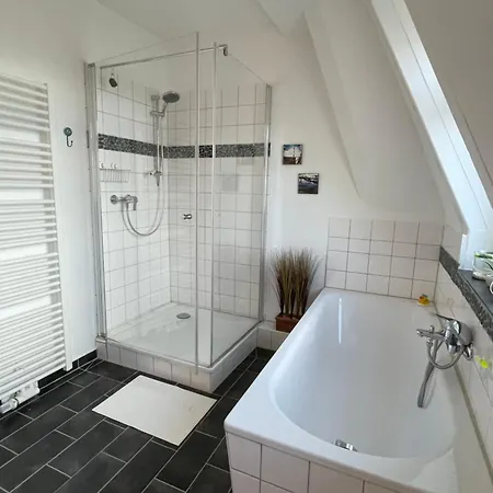 Appartamento Stadtvilla Oscar 2 Og - Stilvoll Sanierte Altbauwohnung In Denkmalgeschuetzter Stadtvilla Nahe Elbradweg *