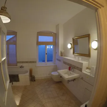 Stadtvilla Oscar 2 Og - Stilvoll Sanierte Altbauwohnung In Denkmalgeschuetzter Stadtvilla Nahe Elbradweg
