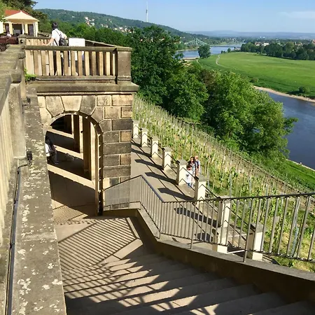 Stadtvilla Oscar 2 Og - Stilvoll Sanierte Altbauwohnung In Denkmalgeschuetzter Stadtvilla Nahe Elbradweg