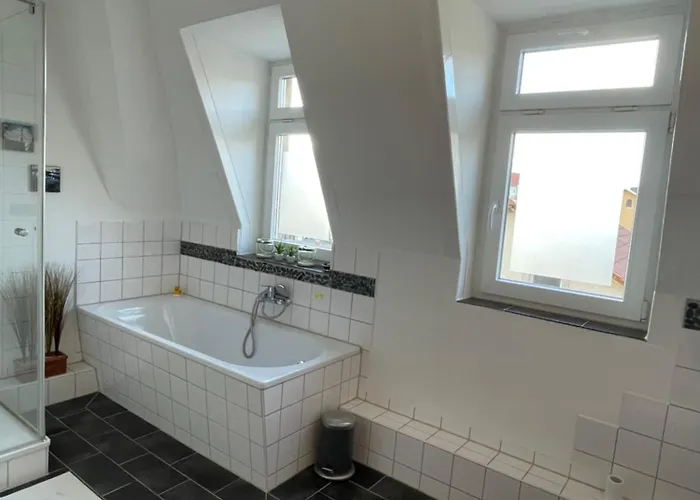 Stadtvilla Oscar 2 Og - Stilvoll Sanierte Altbauwohnung In Denkmalgeschuetzter Stadtvilla Nahe Elbradweg Appartement *