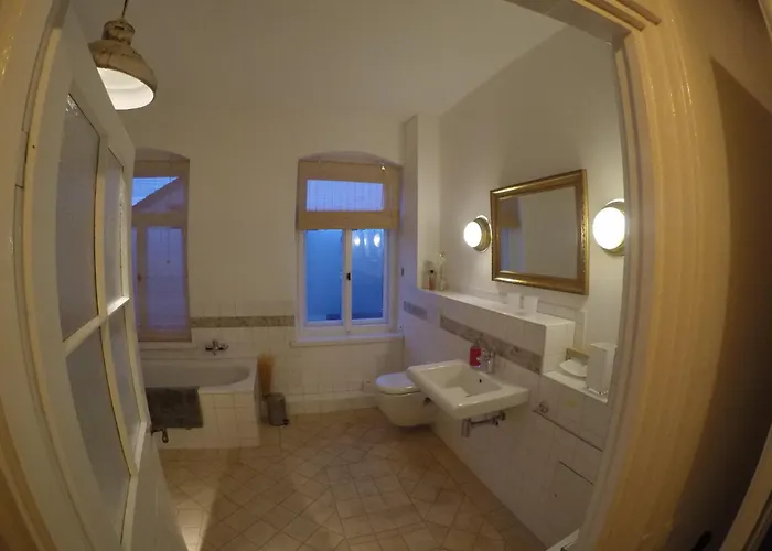 Stadtvilla Oscar 2 Og - Stilvoll Sanierte Altbauwohnung In Denkmalgeschuetzter Stadtvilla Nahe Elbradweg