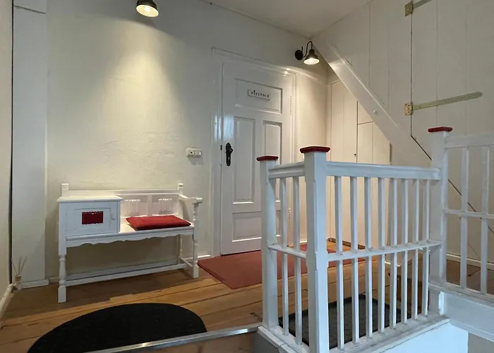 Appartement Stadtvilla Oscar 2 Og - Stilvoll Sanierte Altbauwohnung In Denkmalgeschuetzter Stadtvilla Nahe Elbradweg