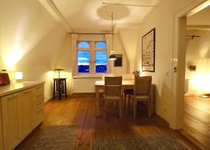 Stadtvilla Oscar 2 Og - Stilvoll Sanierte Altbauwohnung In Denkmalgeschuetzter Stadtvilla Nahe Elbradweg * Dresden