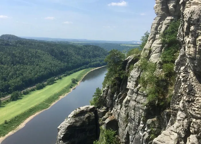 Stadtvilla Oscar 2 Og - Stilvoll Sanierte Altbauwohnung In Denkmalgeschuetzter Stadtvilla Nahe Elbradweg Appartement Dresden