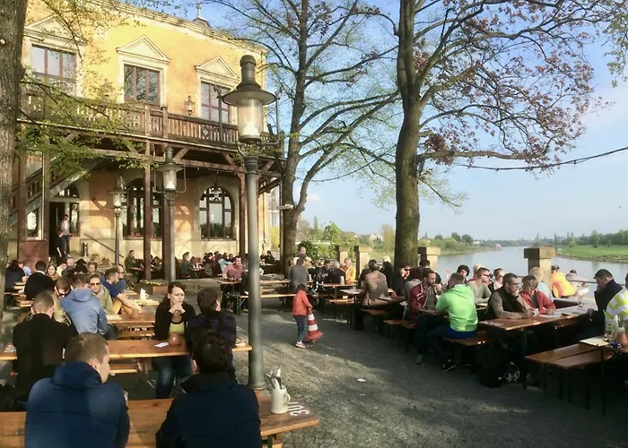 Stadtvilla Oscar 2 Og - Stilvoll Sanierte Altbauwohnung In Denkmalgeschuetzter Stadtvilla Nahe Elbradweg *