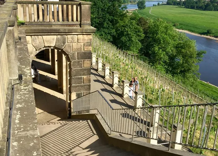 Stadtvilla Oscar 2 Og - Stilvoll Sanierte Altbauwohnung In Denkmalgeschuetzter Stadtvilla Nahe Elbradweg
