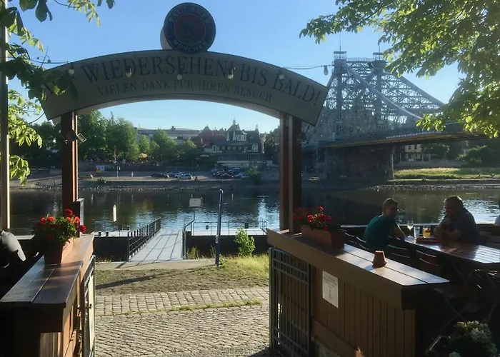 Appartement Stadtvilla Oscar 2 Og - Stilvoll Sanierte Altbauwohnung In Denkmalgeschuetzter Stadtvilla Nahe Elbradweg