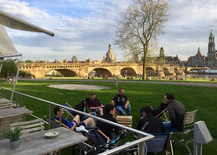 Stadtvilla Oscar 2 Og - Stilvoll Sanierte Altbauwohnung In Denkmalgeschuetzter Stadtvilla Nahe Elbradweg Appartement Dresden