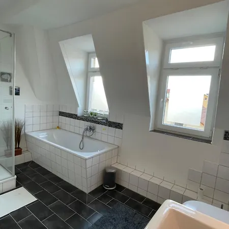 Stadtvilla Oscar 2 Og - Stilvoll Sanierte Altbauwohnung In Denkmalgeschuetzter Stadtvilla Nahe Elbradweg アパート *