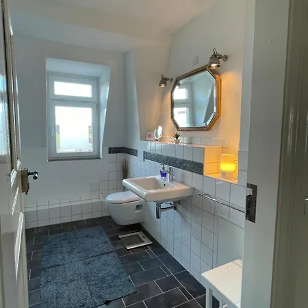 Stadtvilla Oscar 2 Og - Stilvoll Sanierte Altbauwohnung In Denkmalgeschuetzter Stadtvilla Nahe Elbradweg