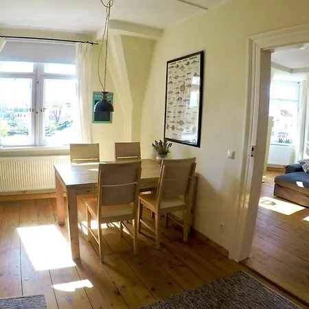 Stadtvilla Oscar 2 Og - Stilvoll Sanierte Altbauwohnung In Denkmalgeschuetzter Stadtvilla Nahe Elbradweg *