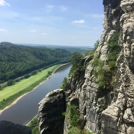 Stadtvilla Oscar 2 Og - Stilvoll Sanierte Altbauwohnung In Denkmalgeschuetzter Stadtvilla Nahe Elbradweg アパート ドレスデン