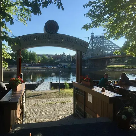 アパート Stadtvilla Oscar 2 Og - Stilvoll Sanierte Altbauwohnung In Denkmalgeschuetzter Stadtvilla Nahe Elbradweg