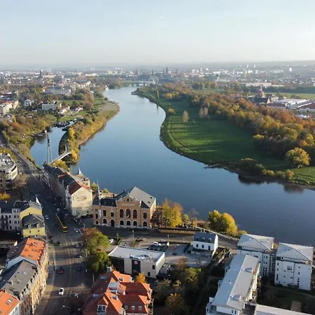 Stadtvilla Oscar 2 Og - Stilvoll Sanierte Altbauwohnung In Denkmalgeschuetzter Stadtvilla Nahe Elbradweg *