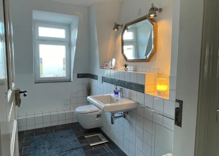 Stadtvilla Oscar 2 Og - Stilvoll Sanierte Altbauwohnung In Denkmalgeschützter Stadtvilla Nahe Elbradweg