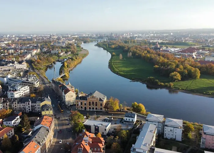 Stadtvilla Oscar 2 Og - Stilvoll Sanierte Altbauwohnung In Denkmalgeschützter Stadtvilla Nahe Elbradweg *